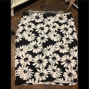 Black and white daisy skirt 23 inches long. 
Bundle and save